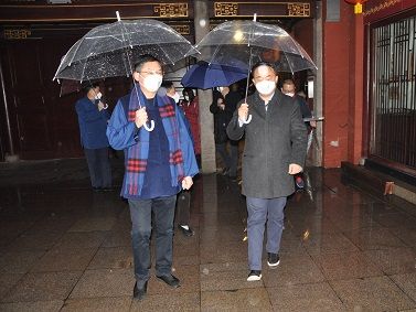 市委统战部领导除夕夜到上海城隍庙检查暂停开放后的应对情况